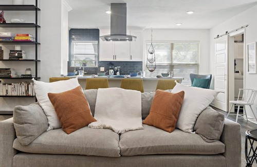 North Austin Civic Association House | ★ Stylish 2BR Ranch in N. Central Austin ★ Stock Pool ★ Parking