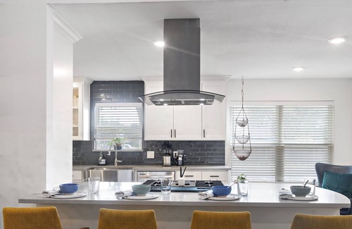 North Austin Civic Association House | ★ Stylish 2BR Ranch in N. Central Austin ★ Stock Pool ★ Parking