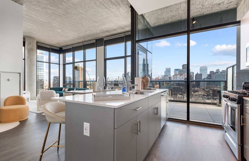 West Loop Apartment | Stylish 2BR Retreat in Fulton Market for Getaways