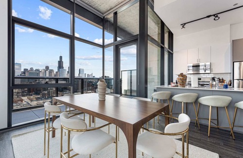 West Loop Apartment | Stylish 2BR Retreat in Fulton Market for Getaways