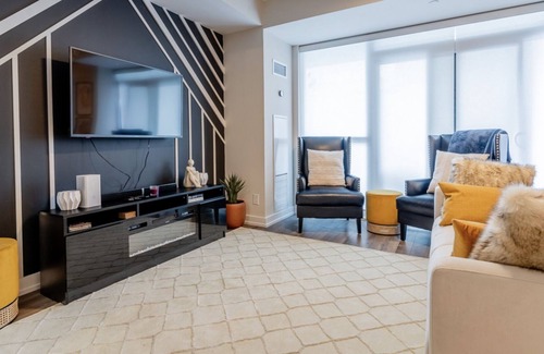 Innisfil Condo | ★ Stylish 2BR w/Fireplace ♥ Friday Harbour