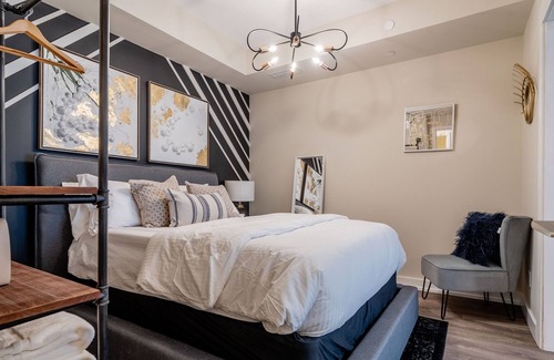 Innisfil Condo | ★ Stylish 2BR w/Fireplace ♥ Friday Harbour