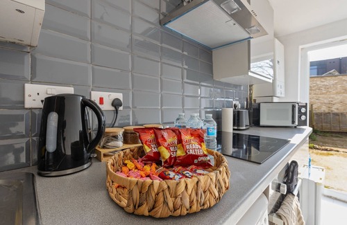 New Cross Apartment | Stylish 3-Bed Flat in Lewisham | Near Greenwich
