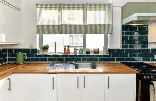 Penylan House | Stylish 3 Bed Home with Free Parking! Located in Penylan 🌲 near City Centre!