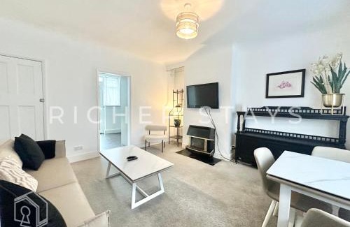 Borehamwood House | Stylish 3-Bedroom Garden Home, AC, Contractors and Families