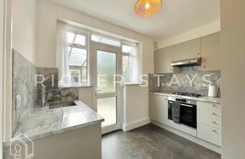 Borehamwood House | Stylish 3-Bedroom Garden Home, AC, Contractors and Families