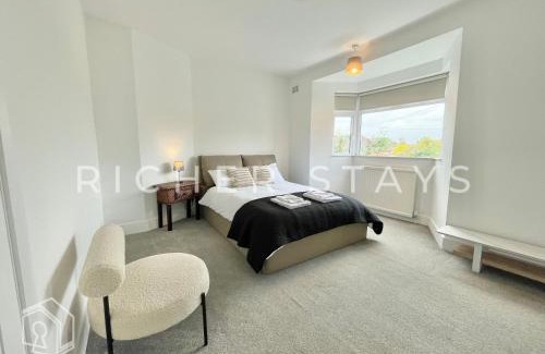 Borehamwood House | Stylish 3-Bedroom Garden Home, AC, Contractors and Families