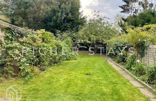 Borehamwood House | Stylish 3-Bedroom Garden Home, AC, Contractors and Families