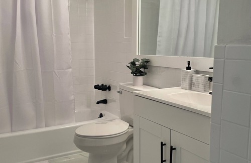 Newark House | Stylish 3-bedroom townhome in Newark/15 min to NYC