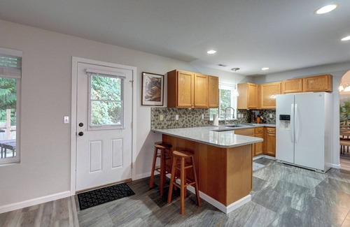 Retsil House | Stylish 3+bedroom house with WiFi, AC, & main floor flex room, in Port Orchard