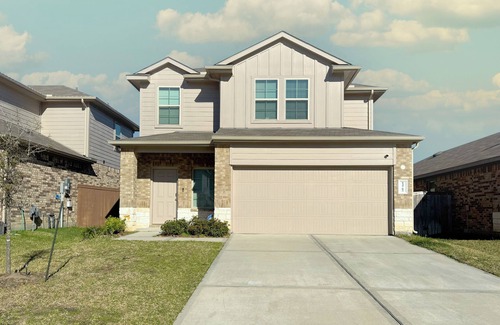 Montgomery County House | Stylish 3 King+1 Queen Fire Pit Pool Pets OK!