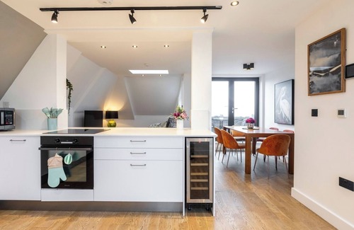 Kentish Town Apartment | Stylish 3BR Flat w/3 Balconies and Ensuite Baths