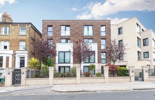 Kentish Town Apartment | Stylish 3BR Flat w/3 Balconies and Ensuite Baths