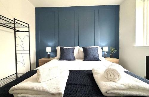 Shrewsbury Apartment | Stylish 3BR Hideaway in Shrewsbury - Business Ready, Leisure Friendly By Parydise Properties