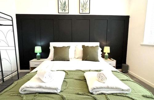 Shrewsbury Apartment | Stylish 3BR Hideaway in Shrewsbury - Business Ready, Leisure Friendly By Parydise Properties