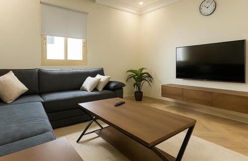 Jeddah Apartment | Stylish 3BR Smart TV & Wi-Fi