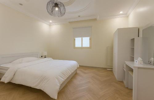 Jeddah Apartment | Stylish 3BR Smart TV & Wi-Fi