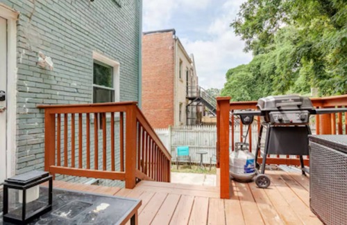 Washington House | Stylish 3BR Townhouse w/Backyard,and Easy Parking