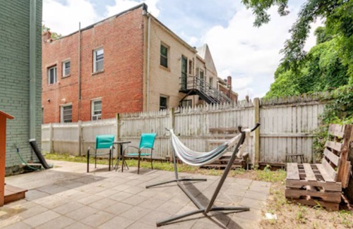 Washington House | Stylish 3BR Townhouse w/Backyard,and Easy Parking