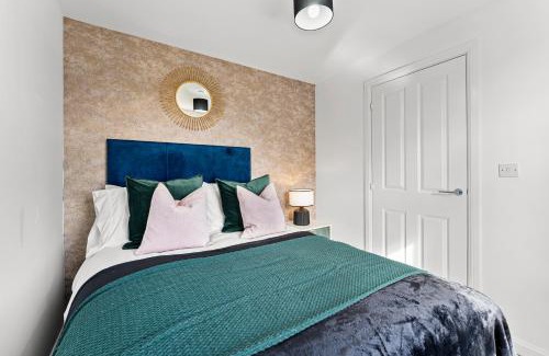 Patchway House | Stylish 4 bed - Parking - Sleeps 14