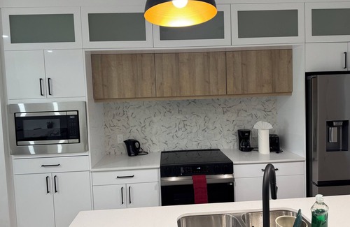 Northwest Edmonton House | Stylish 4 Bedroom 2.5 Bathroom