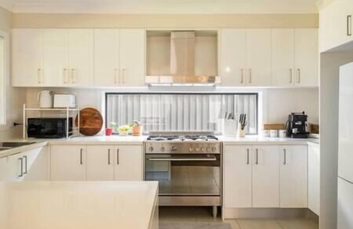 Marsden Park House | Stylish 4BR Villa with Office: Modern and Comfy