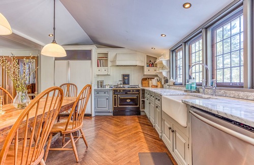 Stockbridge House | Stylish 5 bed/5 bath Hilltop Manor + Cottage - Amazing location! 4mi Tanglewood
