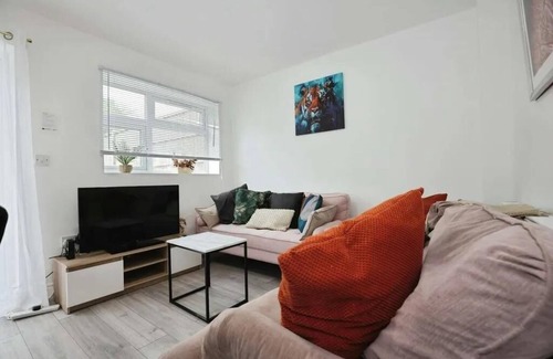 Dadlington House | Stylish 5 Bed House Centre Of Coventry Sleeps 12