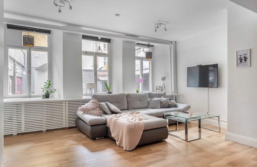 Norrmalm Apartment | Stylish 53m² apartment, four minutes from Drottninggatan!
