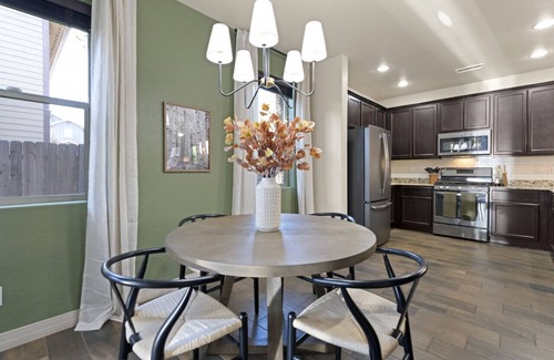 Flagstaff House | *Stylish*A/C* Swings*Fully Fenced Yard*