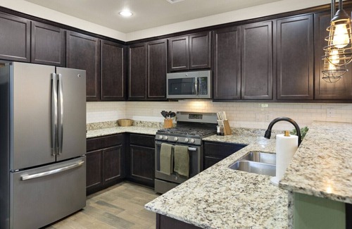 Flagstaff House | *Stylish*A/C* Swings*Fully Fenced Yard*