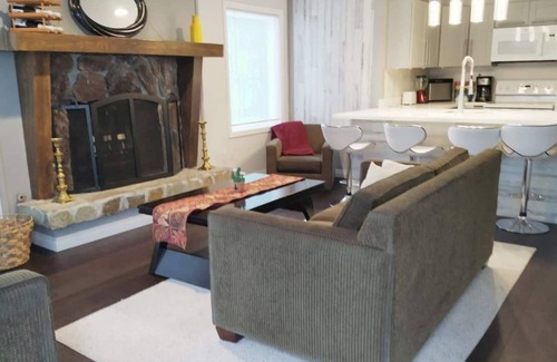 Northeast Anchorage House | Stylish and cozy with view to the mountains!