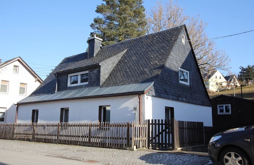 Tannenberg Cottage | Stylish and nostalgic: Erzgebirgshäusel directly on the Zschopau river