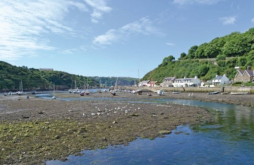 Fishguard House | Stylish and spacious 10ft-wide caravan with one double and one twin.