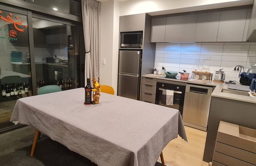 Epsom Apartment | Stylish Apartment at the Heart of Newmarket with a balcony + Welcome Gift.