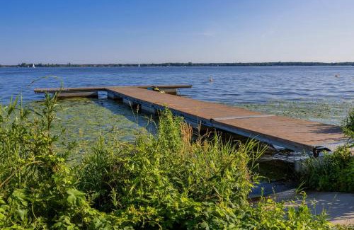 Serock Apartment | Stylish Apartment by the Lake with Balcony in Zegrze by Noclegi Renters