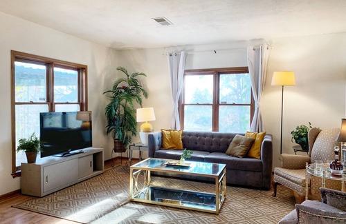 Parkville Apartment | Stylish Apartment in Historic Downtown Parkville