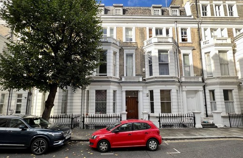 Campden Apartment | Stylish apartment minutes away from Hyde Park and Notting Hill Gate Station.