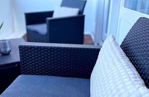 List Condo | Stylish apartment with balcony, water view and Netflix