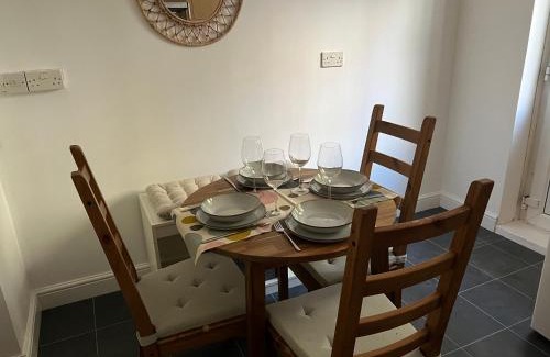 Kidbrooke with Hornfair Apartment | Stylish apt in a 1938 building with parking