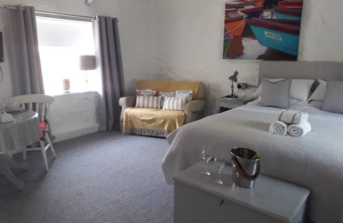 Chysauster Bed & Breakfast | Stylish B & B studio with parking 3 miles from St Ives