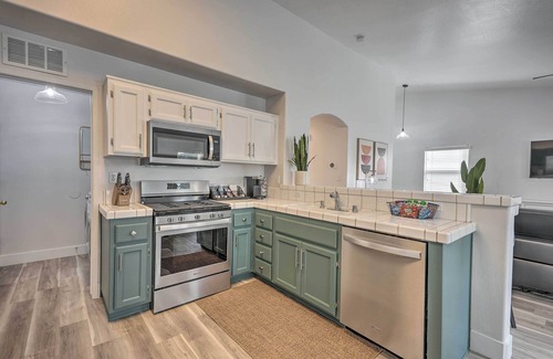 Greenacres House | Stylish Bakersfield Getaway with Pool Table!