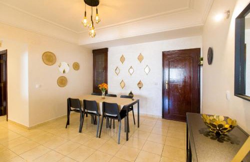 Luxus Apartment | Stylish & Bright 3-Bedroom Apartment, City Center with Air Conditioning and Free Parking