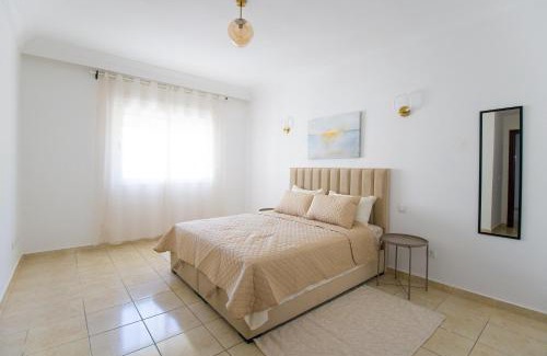 Luxus Apartment | Stylish & Bright 3-Bedroom Apartment, City Center with Air Conditioning and Free Parking