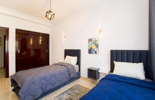 Luxus Apartment | Stylish & Bright 3-Bedroom Apartment, City Center with Air Conditioning and Free Parking