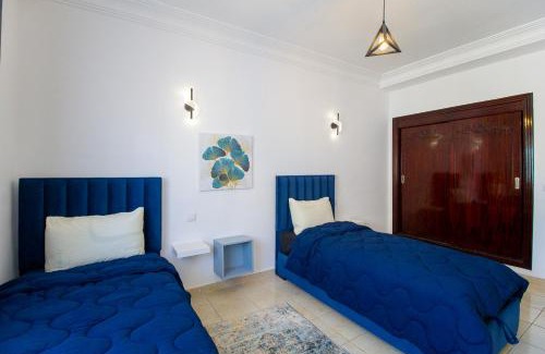 Luxus Apartment | Stylish & Bright 3-Bedroom Apartment, City Center with Air Conditioning and Free Parking