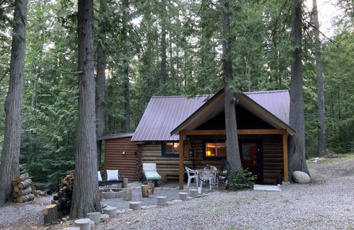 Sagle Cabin | Stylish Cabin in 12 Acres of Private Forest