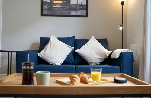 Gloucester Apartment | Stylish Central 1 Bed Apartment by Kahuna Stays