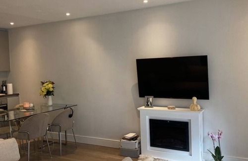 Sands End Apartment | Stylish Chelsea Studio Flat