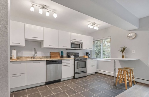 Downtown Seattle Condo | Stylish Chic Condo + Free Parking, Convention Ctr!